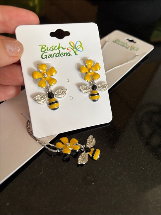 Bush gardens Other - Bush Gardens Yellow Bee Flower Necklace & Earring Set